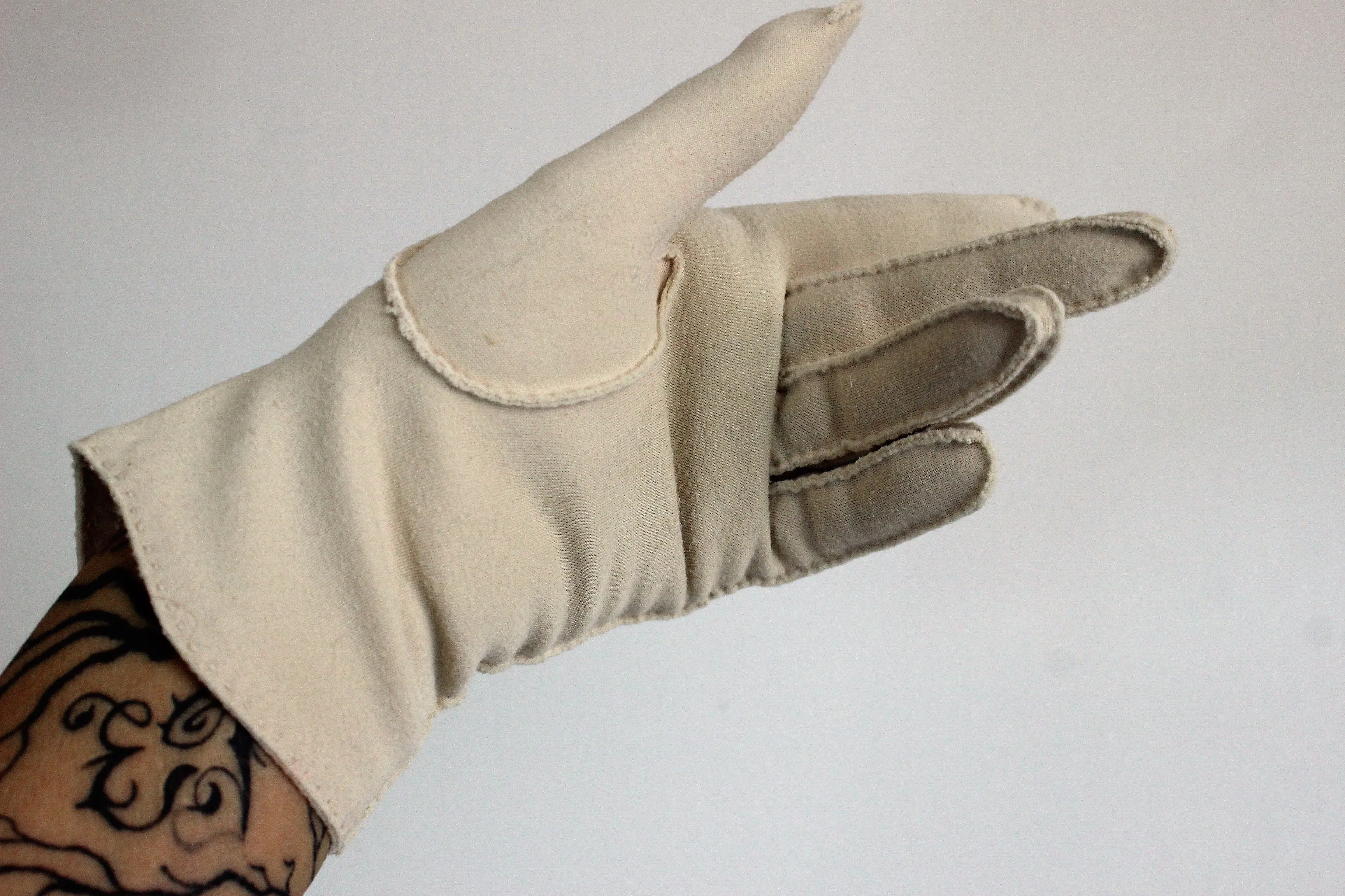 Vintage 1950s 1960s Tan Gloves Embroidered Trim