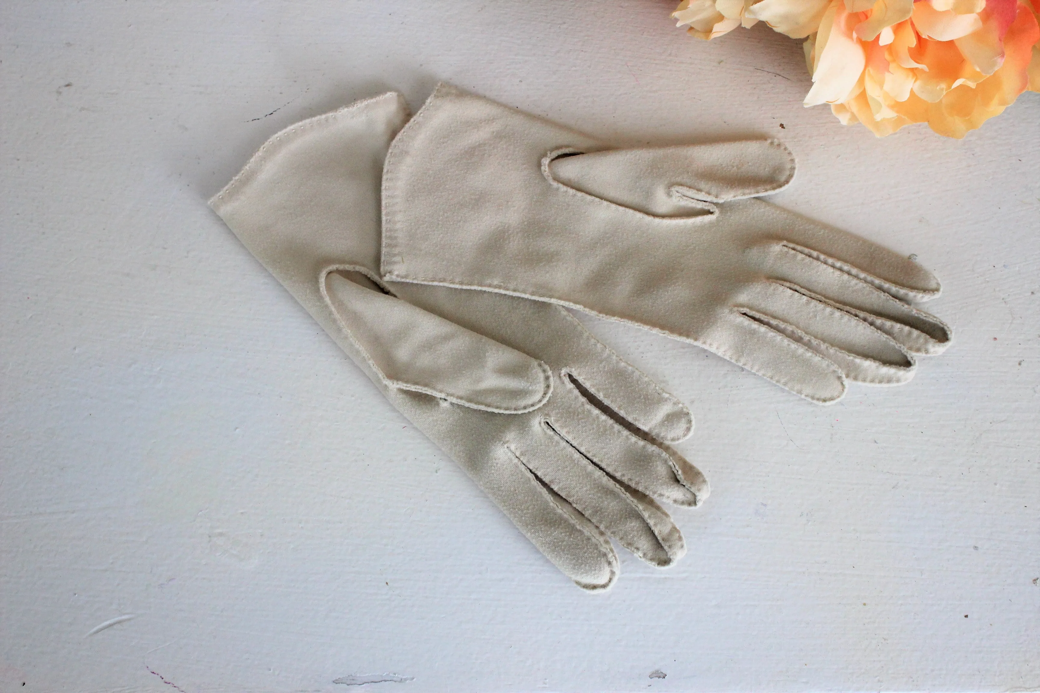 Vintage 1950s 1960s Tan Gloves Embroidered Trim